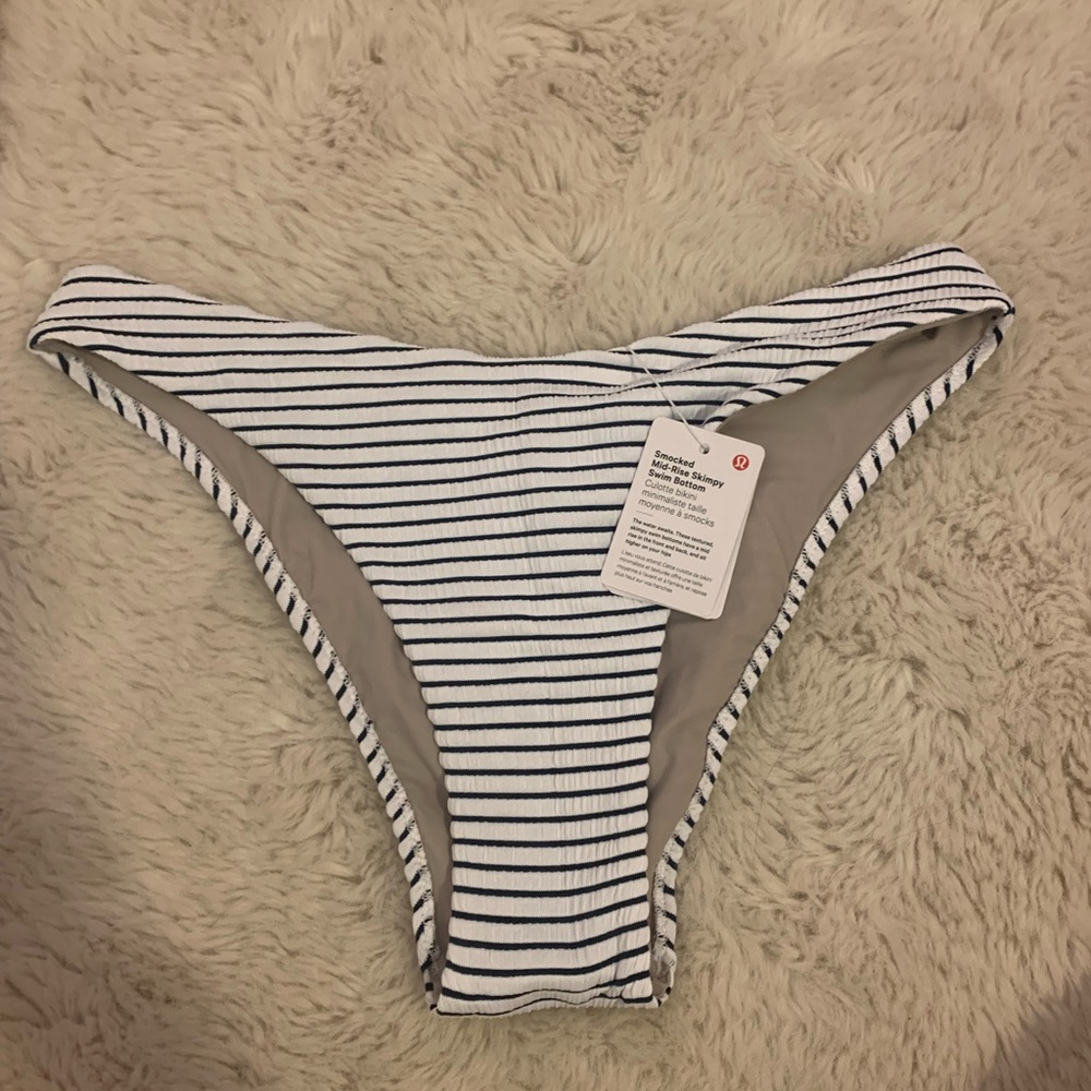 LULULEMON NWT SWIM BOTTOMS, SIZE 6.